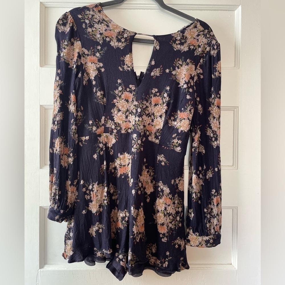 ASTR the Label for Anthropologie Women’s Large Floral Navy long sleeve romper - Picture 2 of 5